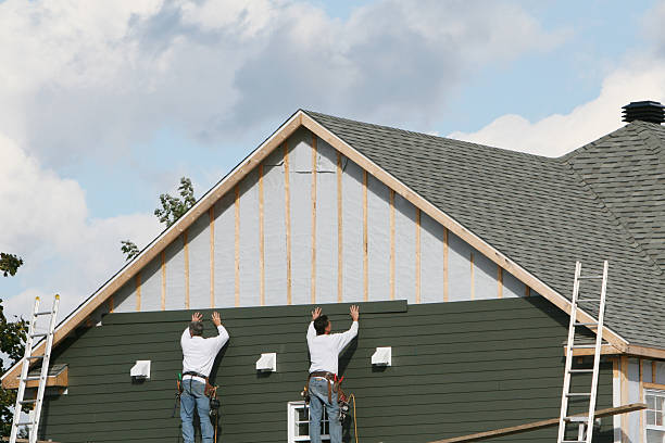 Professional Siding Contractor technician working in Aberdeen, NC